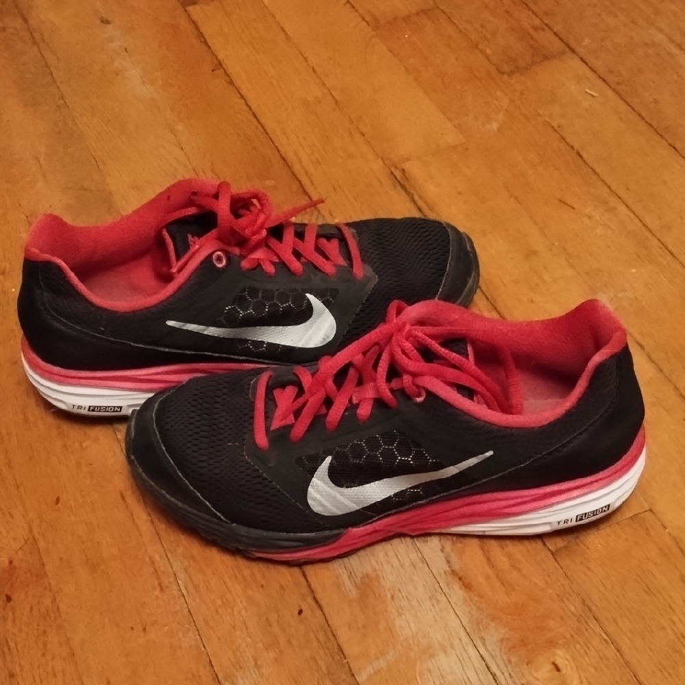 Nike Tri Fusion Black and Pink Athletic Shoes with Sporty Design